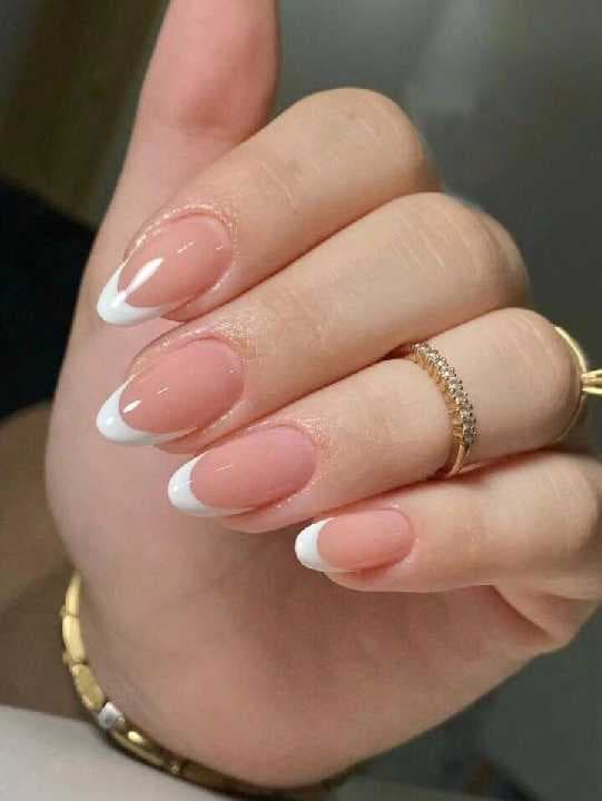 Uñas acrílicas naturales.